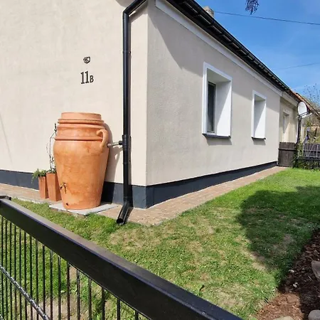 Dom wakacyjny Dom Nad Rzeką Legą *